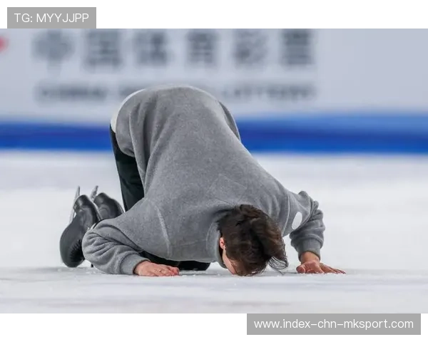 花样滑冰男选手泪洒赛场,摘金瞬间感动全网