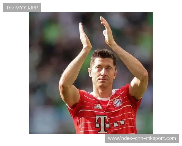 莱万高速插上破坏两名后卫站位,拜仁形成连续射尝试